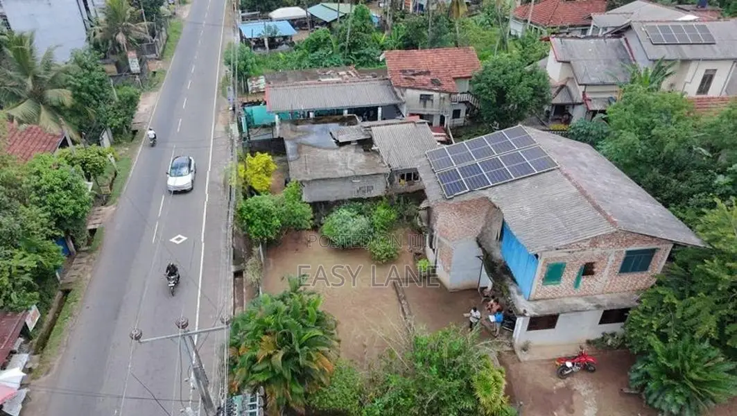 නිට්ටඹුව – වේයන්ගොඩ කටුනායක බස් මාර්ගයට මායිම් දෙමහල් නිවසක්