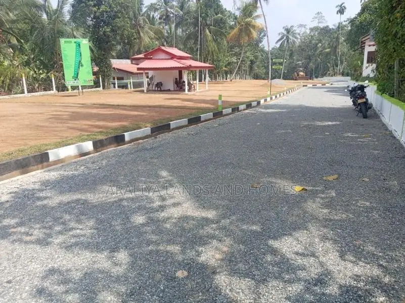 කඩවත නගරයට නුදුරින් ඉඩමක්