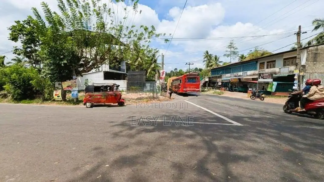 අත්තනගල්ල – නිට්ටඹුව පාරට මුහුණලා ව්‍යාපාරික ඉඩමක්