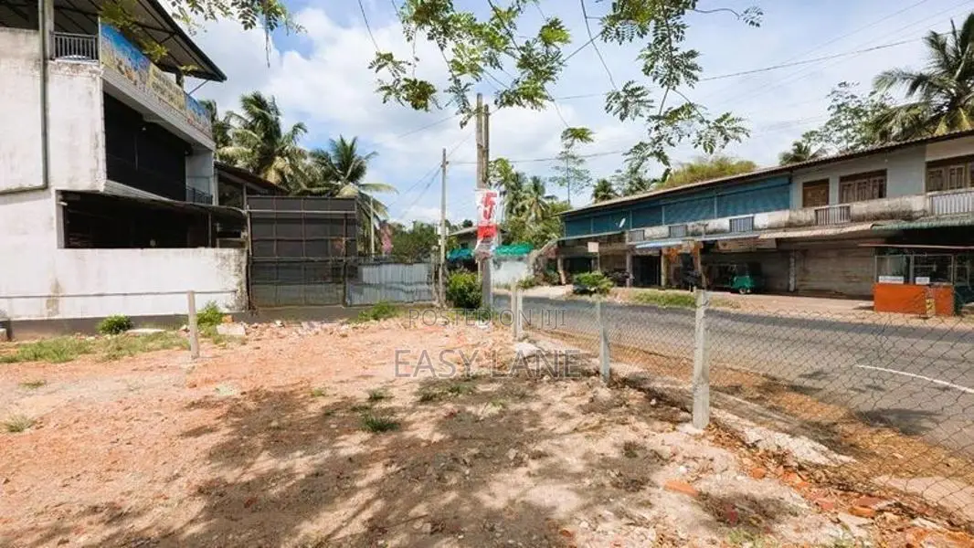 අත්තනගල්ල – නිට්ටඹුව පාරට මුහුණලා ව්‍යාපාරික ඉඩමක්