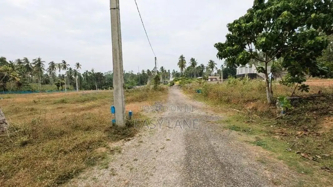 ගම්පහ මිරිස්වත්තෙන් වටිනා ඉඩමක් විකිණීමට