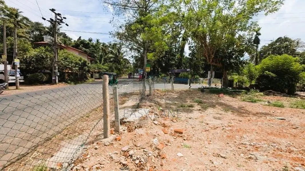 අත්තනගල්ල – නිට්ටඹුව පාරට මුහුණලා ව්‍යාපාරික ඉඩමක්