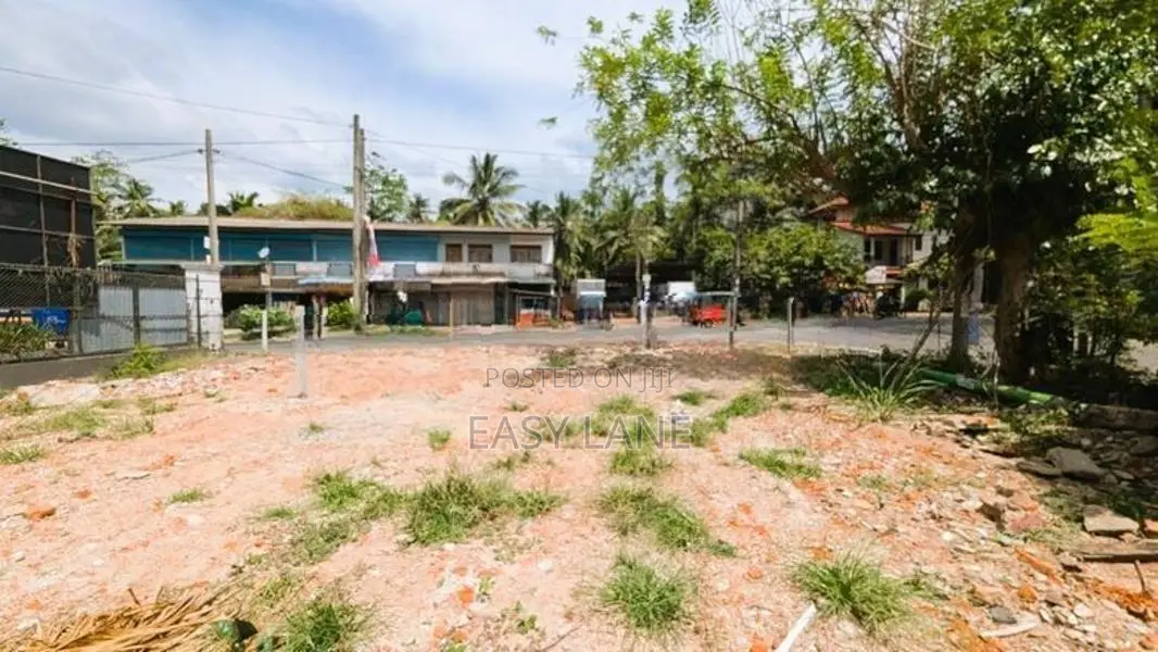 අත්තනගල්ල – නිට්ටඹුව පාරට මුහුණලා ව්‍යාපාරික ඉඩමක්