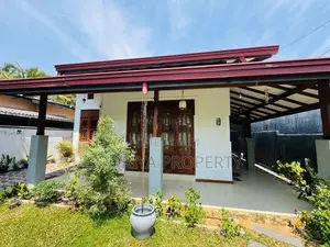 නවීන මාදිලියේ ඉඩකඩ සහිත නිවසක් විකිණීමට ඇත - Piliyandala