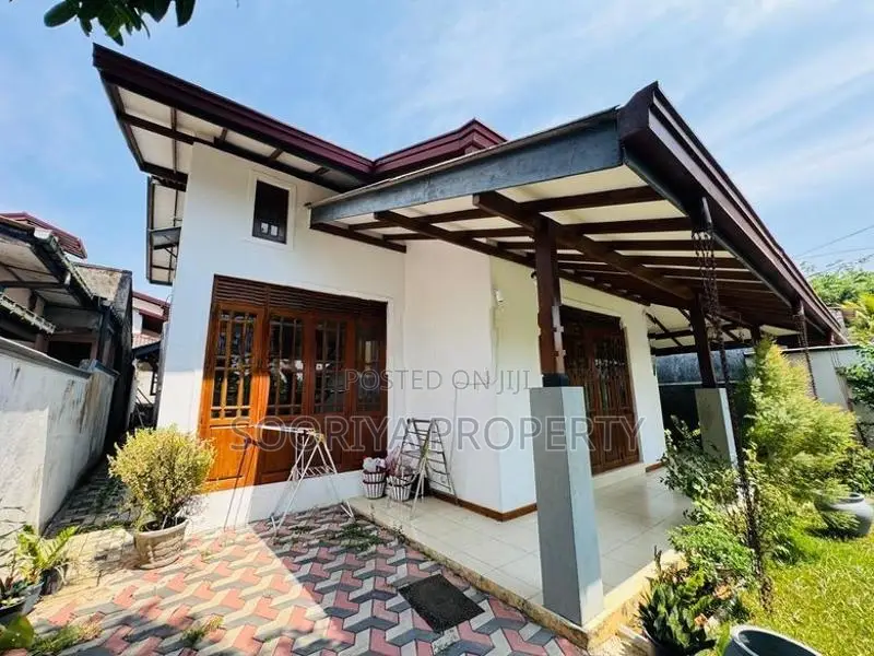 නවීන මාදිලියේ ඉඩකඩ සහිත නිවසක් විකිණීමට ඇත - Piliyandala