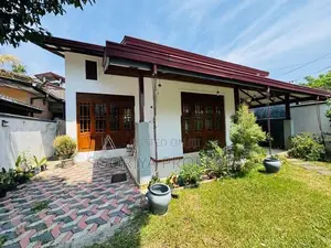 නවීන මාදිලියේ ඉඩකඩ සහිත නිවසක් විකිණීමට ඇත - Piliyandala
