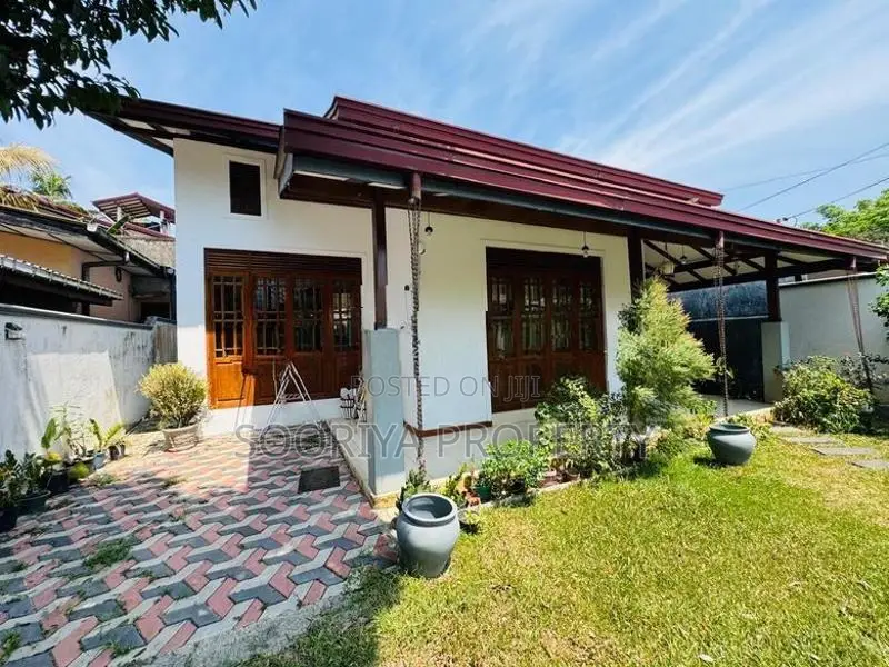 නවීන මාදිලියේ ඉඩකඩ සහිත නිවසක් විකිණීමට ඇත - Piliyandala