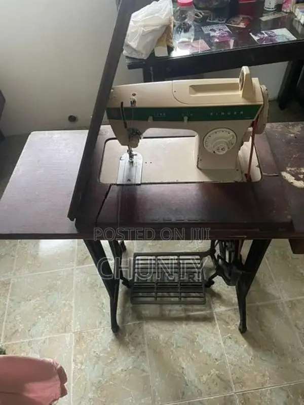 Sewing Machine the Singer 248