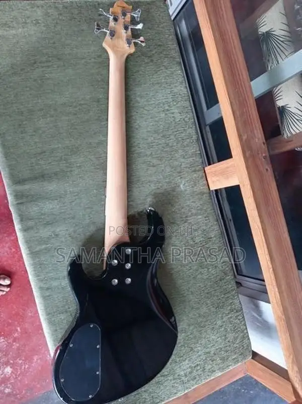 Bass guitar