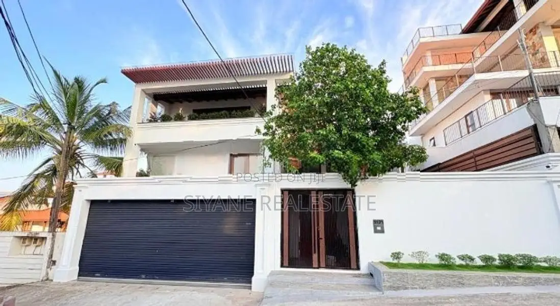 Luxury House with Rooftop Bar and Pool - Kotte