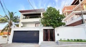 Luxury House with Rooftop Bar and Pool - Kotte