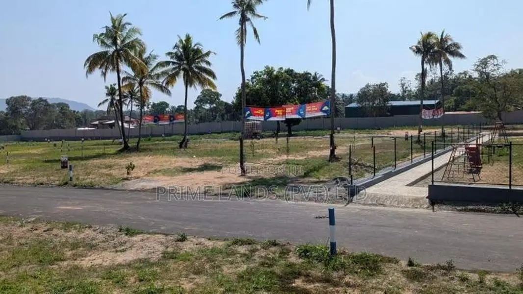 මල්කඩුවාවේ වටිනා බිම් කොටස්