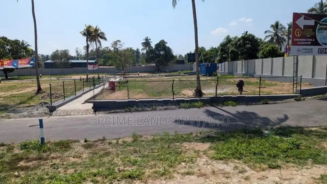 මල්කඩුවාවේ වටිනා බිම් කොටස්