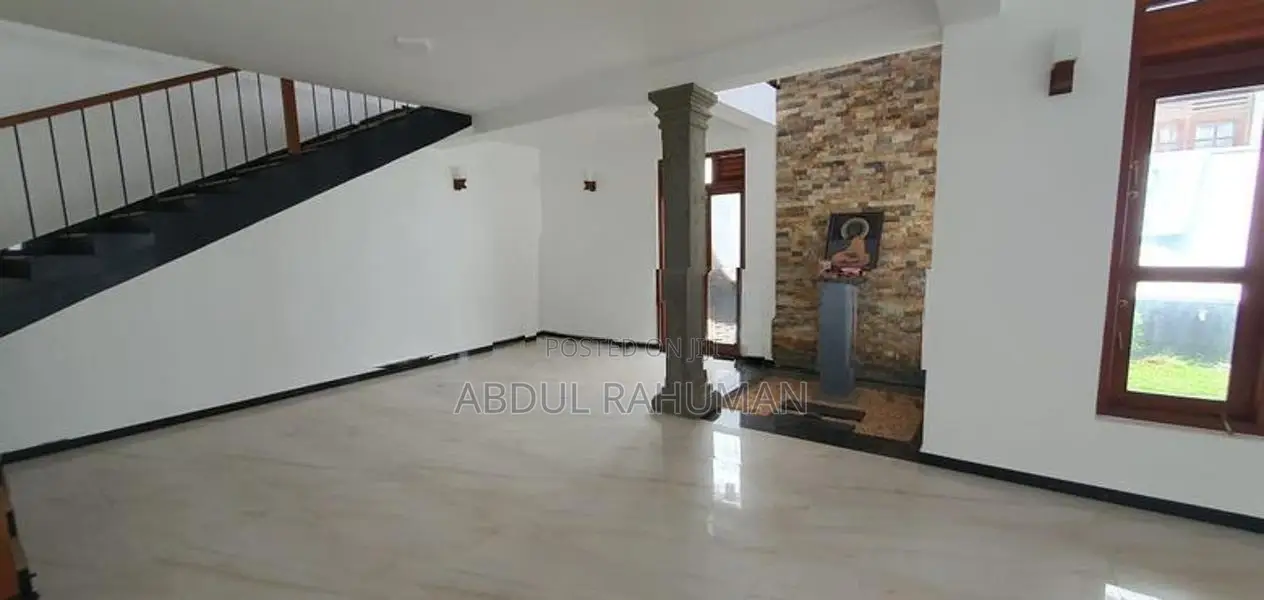 3 Storey Office Space in Battaramulle Junction