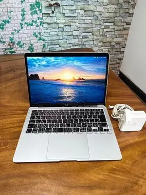 Apple MacBook i5 8GB512GB