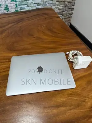Apple MacBook i5 8GB512GB