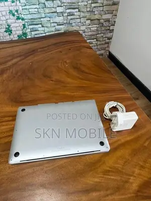 Apple MacBook i5 8GB512GB