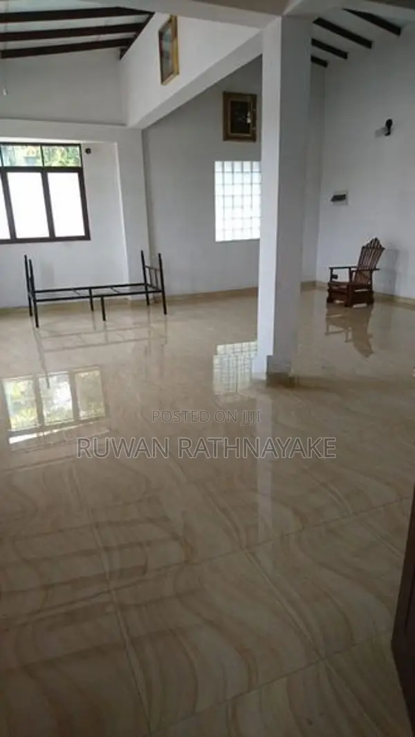 Upstairs House for Rent in Raththanapitiya