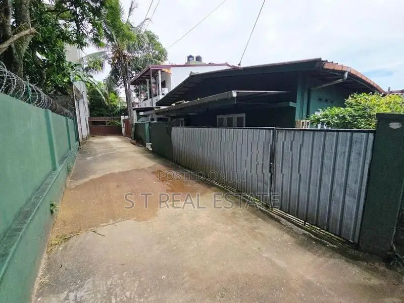 10P Land with Old House for Sale in Pita Kotte