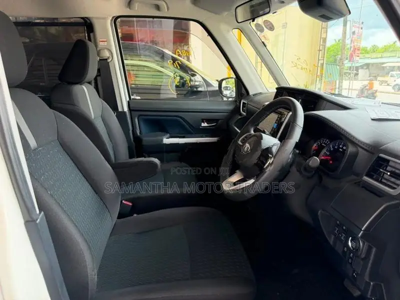 Toyota Roomy Custom GT 2024