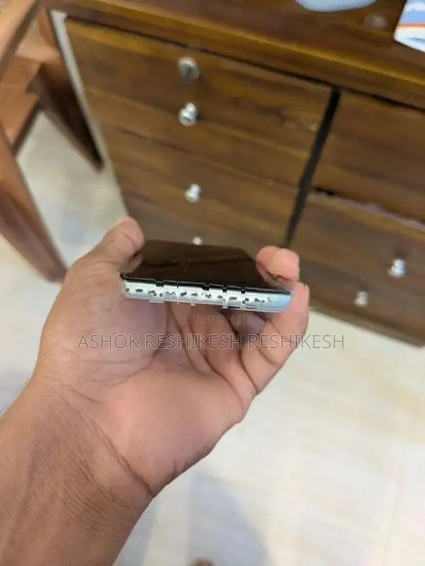 Apple iPhone SE 2 (Used)
