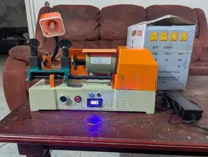 Key cutting machine