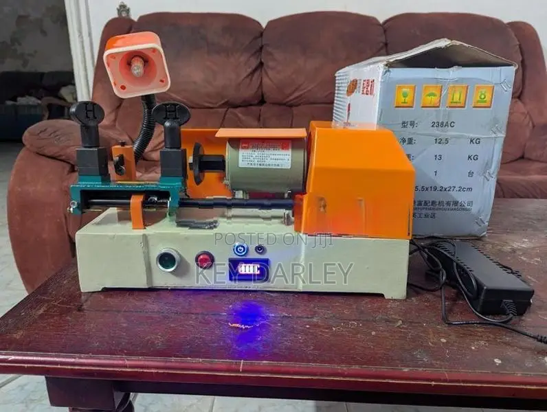 Key cutting machine