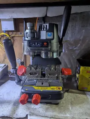 Key cutting machine
