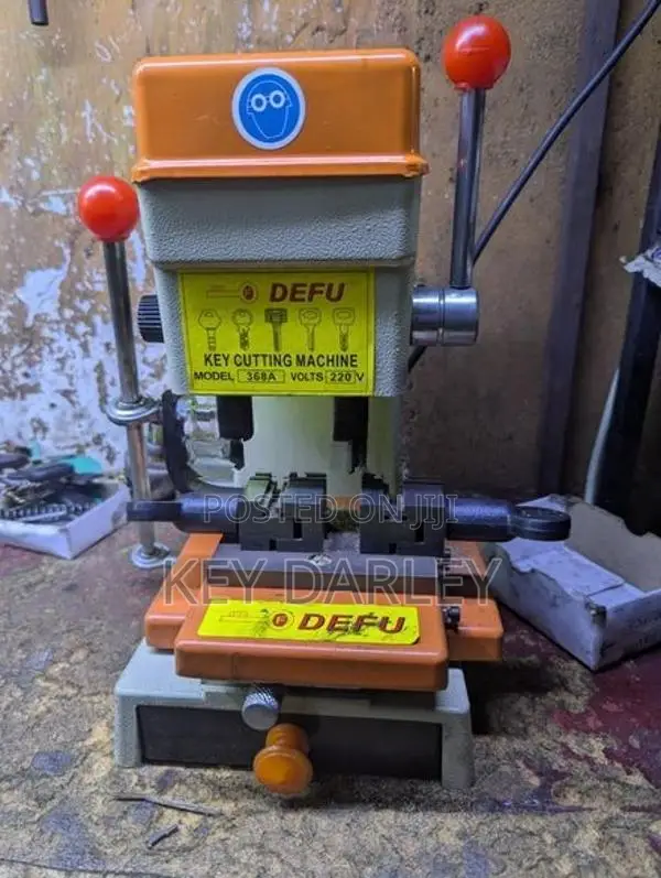 Key cutting machine
