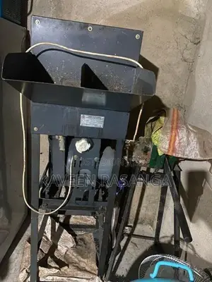 Cashew Cutting Machine