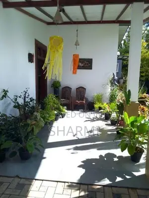 Elegant Family Home on 10 Perches in Prime Gonapola
