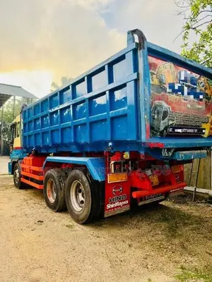 Hino Tipper 2002
