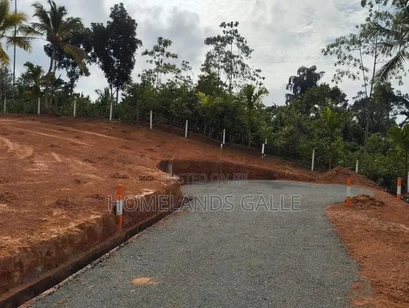 කරාපිටියට රෝහලට සමිපයෙන් Land