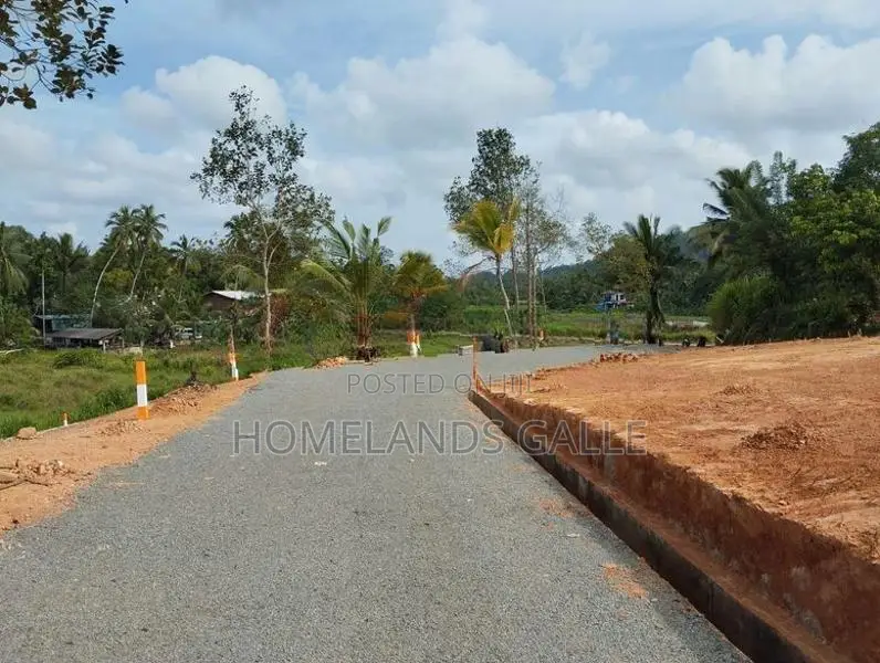 කරාපිටියට රෝහලට සමිපයෙන් Land