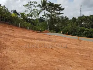 කරාපිටියට රෝහලට සමිපයෙන් Land