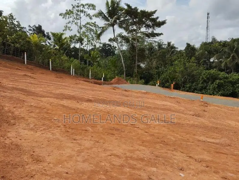 කරාපිටියට රෝහලට සමිපයෙන් Land