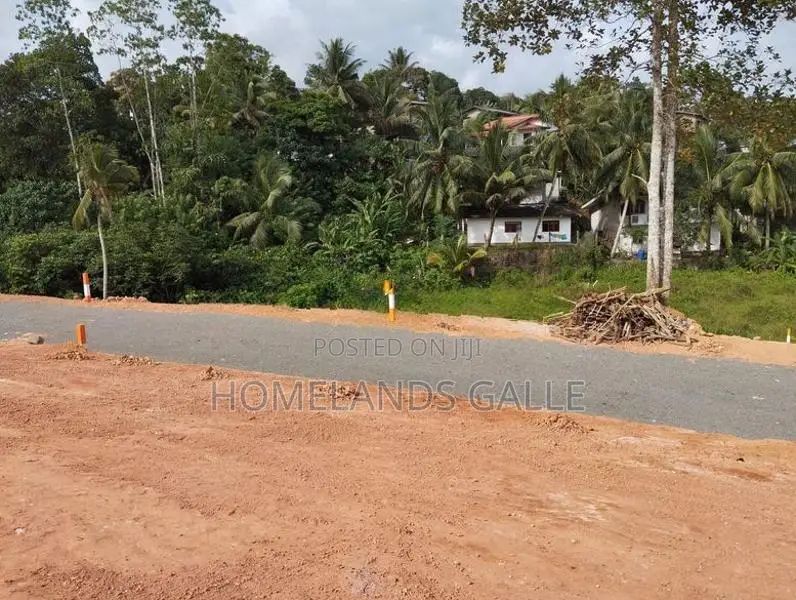 කරාපිටියට රෝහලට සමිපයෙන් Land