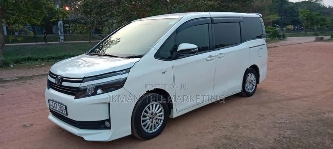 Toyota Voxy 2015