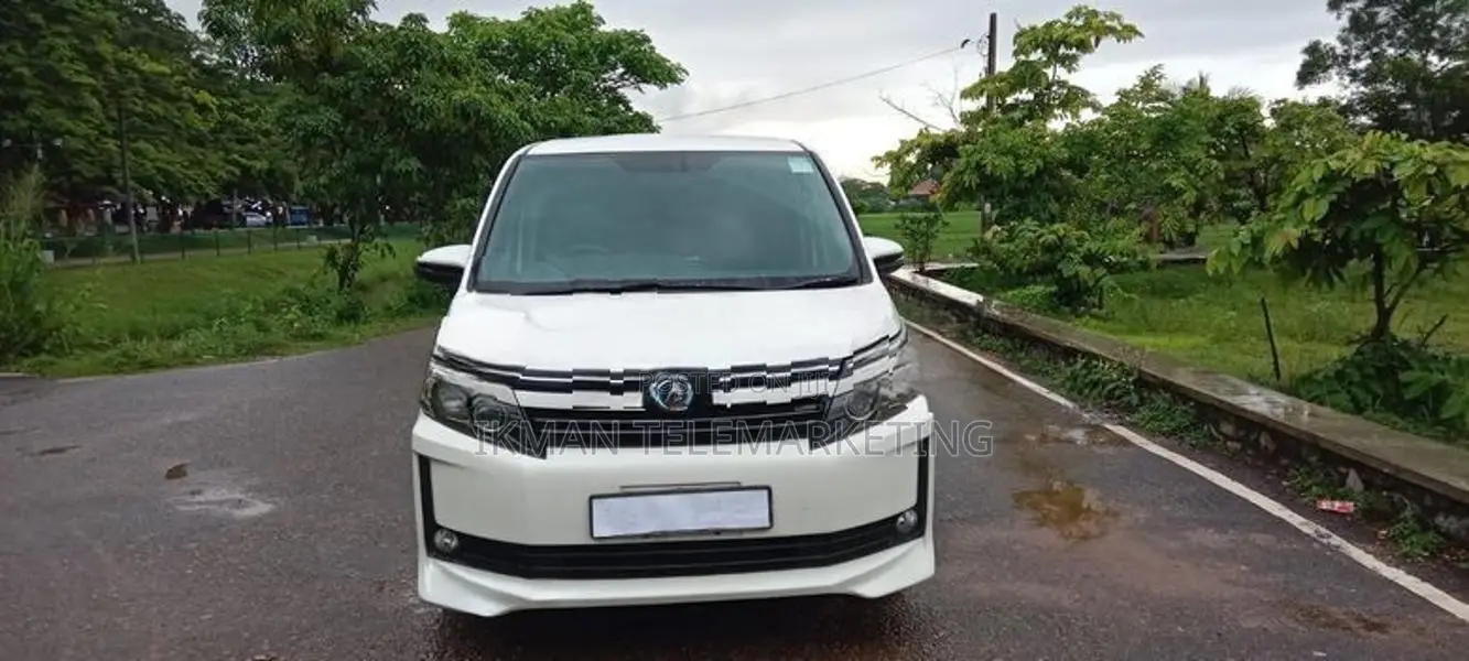 Toyota Voxy 2015