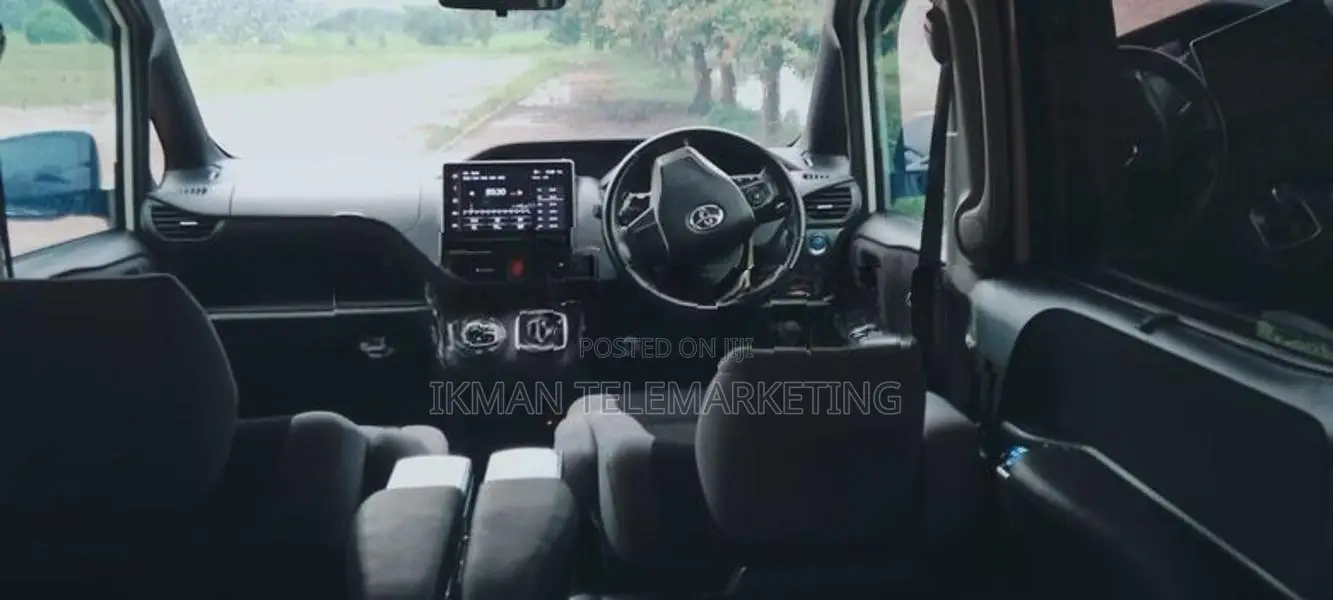 Toyota Voxy 2015