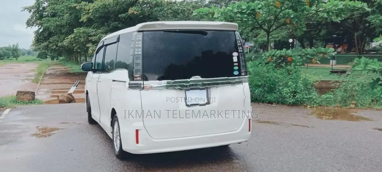 Toyota Voxy 2015