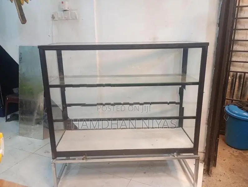 Showcase with Stand