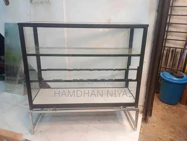 Showcase with Stand