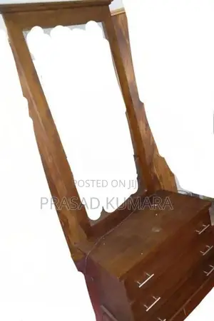 තේක්ක කන්නාඩි මේසයක්