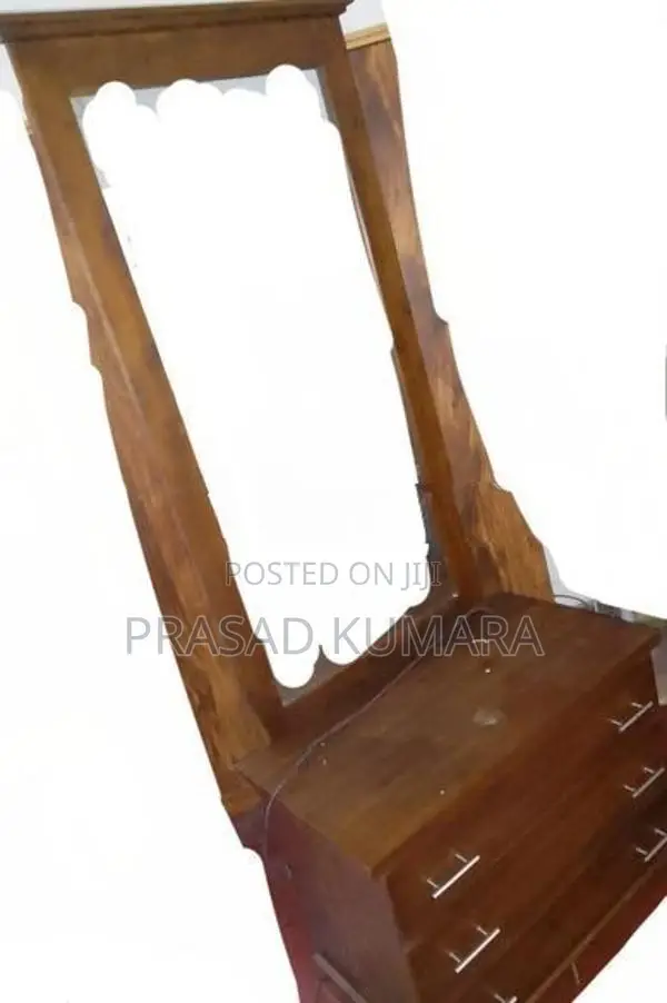 තේක්ක කන්නාඩි මේසයක්