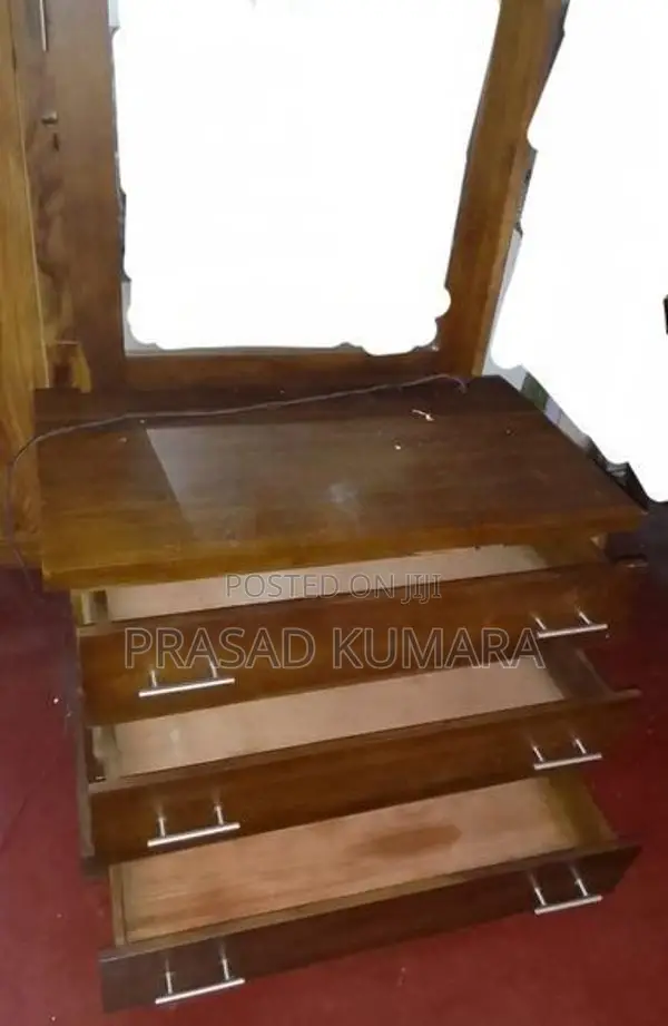 තේක්ක කන්නාඩි මේසයක්