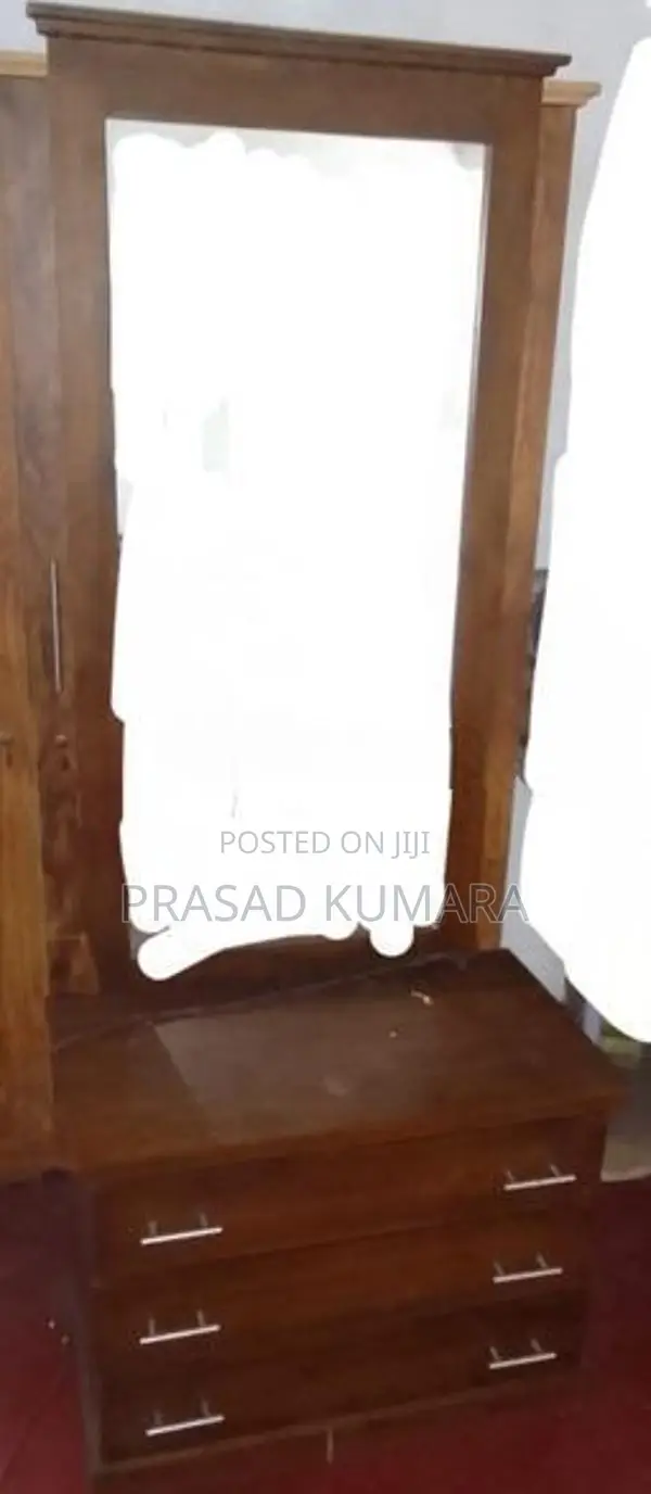 තේක්ක කන්නාඩි මේසයක්