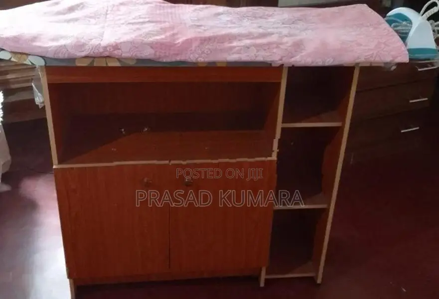 මෙලමයින් අයන් බෝඩ් එකක්
