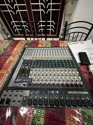SoundCraft Signature 16