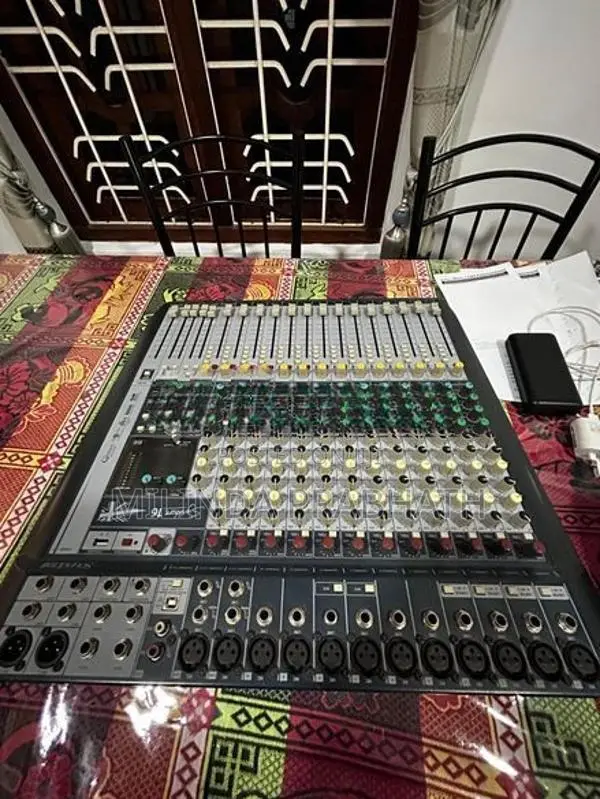 SoundCraft Signature 16